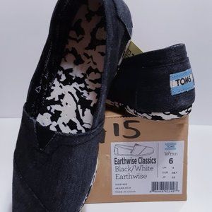 TOMS Black & White